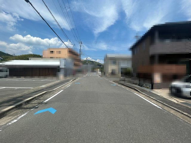 【価格改定】長岡京市高台2丁目の周辺|南側・西側の二方道路です。
どちらも広々とした道路幅員です！