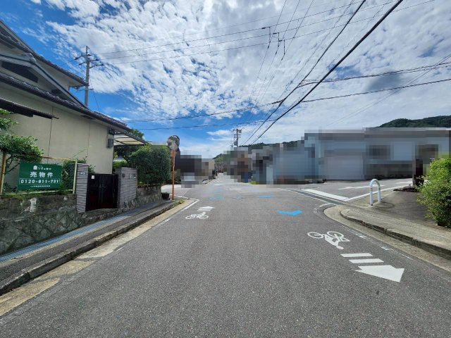 【価格改定】長岡京市高台2丁目の前面道路含む現地写真|前道ゆったり。角地につき車の出入りもスムーズです！