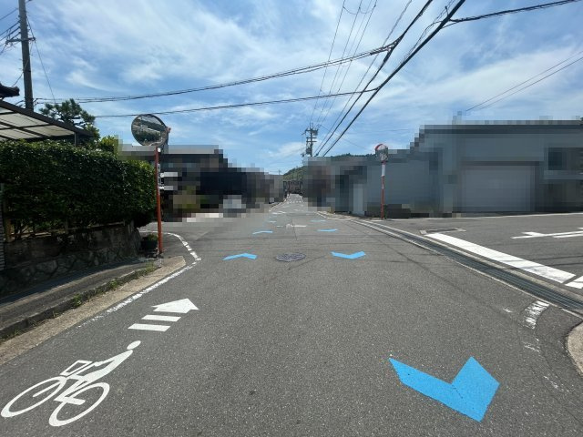 【価格改定】長岡京市高台2丁目の周辺|前道ゆったり。角地につき車の出入りもスムーズです！