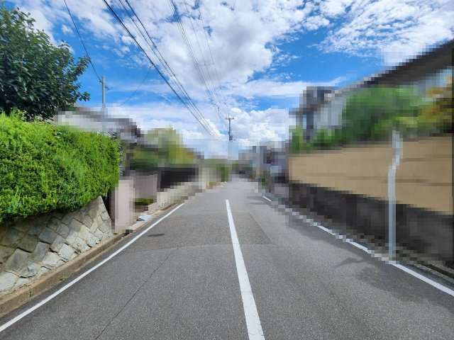 【価格改定】長岡京市高台2丁目の前面道路含む現地写真|スーパー・ドラッグストアなど生活に便利な施設が整っております。