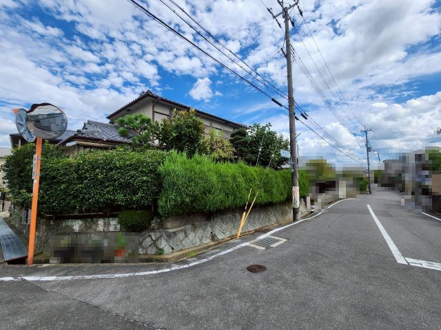 【価格改定】長岡京市高台2丁目の前面道路含む現地写真|「御陵道」沿いの立地です。
