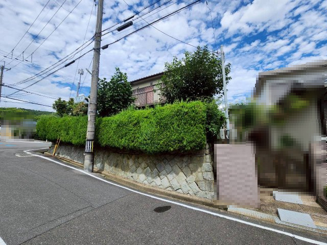 【価格改定】長岡京市高台2丁目の外観|遠くには山を見ることができ、自然を感じられます。