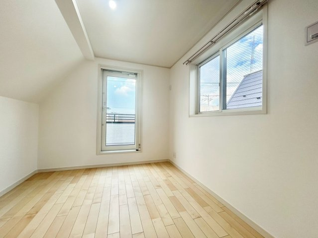 北区赤羽北3丁目　新築戸建　残2棟の洋室|2号棟現地写真（2025.09.08撮影）

ご内見希望・資料請求などお気軽にお問い合わせ下さい！
03-5990-5201