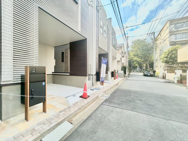 北区赤羽北3丁目　新築戸建　残2棟の前面道路含む現地写真|2号棟現地写真（2025.09.08撮影）

ご内見希望・資料請求などお気軽にお問い合わせ下さい！
03-5990-5201