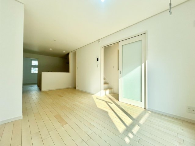 北区赤羽北3丁目　新築戸建　残2棟の居間・リビング|2号棟現地写真（2025.09.08撮影）

ご内見希望・資料請求などお気軽にお問い合わせ下さい！
03-5990-5201