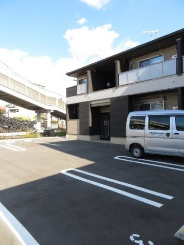 ＬＡＣＲＡＳの駐車場|駐車場があるので、車を買う予定の方も安心です