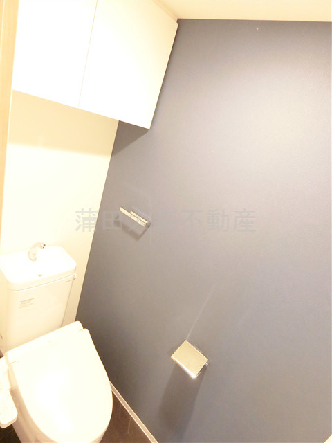 S-RESIDENCE大森bresaのトイレ|吊戸棚と温水洗浄便座付きのトイレ