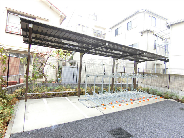 S-RESIDENCE大森bresaのその他共用部分|屋根付きラック式の駐輪場　空き状況等詳細はお問合せください。