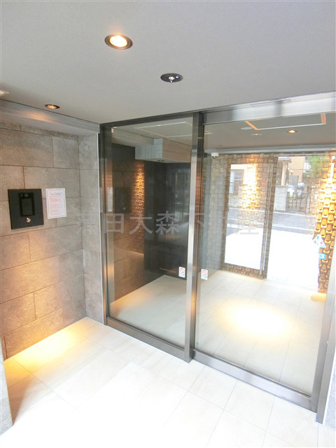 S-RESIDENCE大森bresaのエントランス|防犯カメラTVモニター付オートロック宅配BOXメールBOX管理人室　エントランス