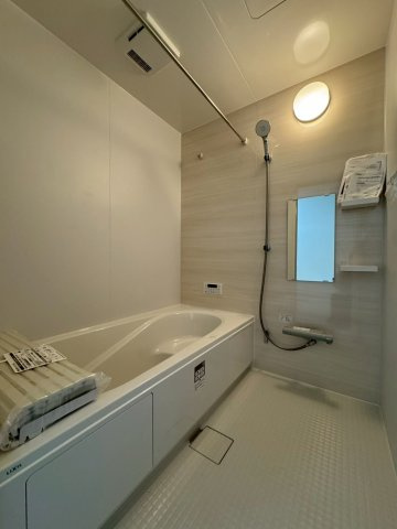 Adoble+ーアドブル＋小倉南区湯川新町4丁目5期　【小倉南区　新築戸建て】の浴室|半身浴もできるゆったりとしたシステムバス♪　【小倉南区　新築戸建て】