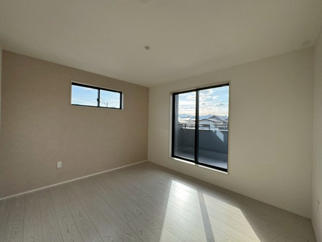 Adoble+ーアドブル＋小倉南区湯川新町4丁目5期　【小倉南区　新築戸建て】の洋室|アクセントクロスがお洒落な7.2帖洋室♪【小倉南区　新築戸建て】