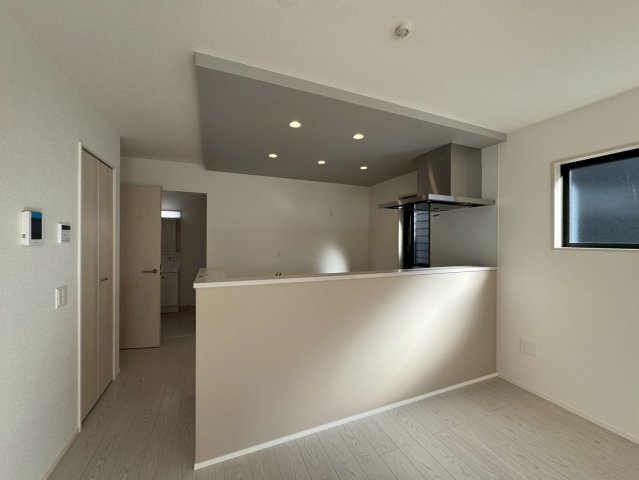 Adoble+ーアドブル＋小倉南区湯川新町4丁目5期　【小倉南区　新築戸建て】のキッチン|下がり天井がお洒落なカウンターキッチン♪【小倉南区　新築戸建て】