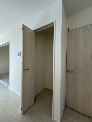 Adoble+ーアドブル＋小倉南区湯川新町4丁目5期　【小倉南区　新築戸建て】の収納|キッチン横にはパントリーとしても使用できる収納完備♪　【小倉南区　新築戸建て】