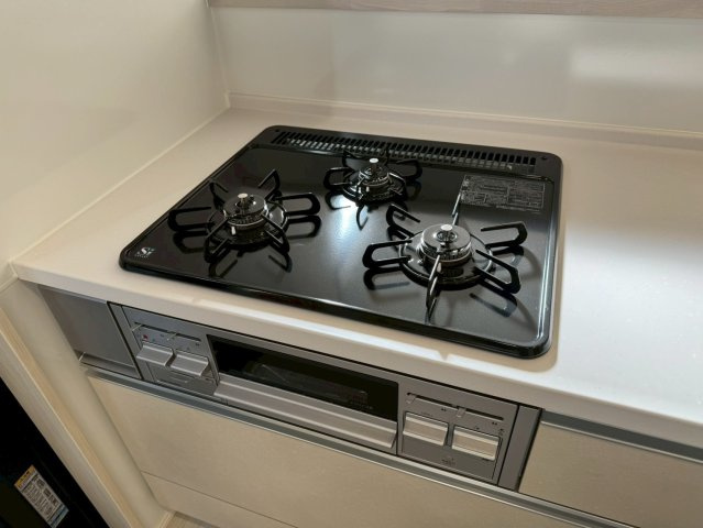 Adoble+ーアドブル＋小倉南区湯川新町4丁目5期　【小倉南区　新築戸建て】のキッチン|同時調理可能な3口ガスコンロのシステムキッチン♪