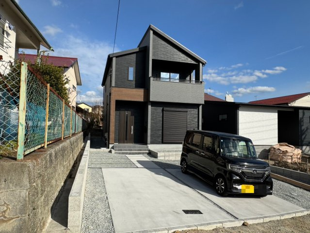 Adoble+ーアドブル＋小倉南区湯川新町4丁目5期　【小倉南区　新築戸建て】の駐車場|駐車スペースが広いので、運転が苦手な方でも安心して駐車できます。　【小倉南区　新築戸建て】