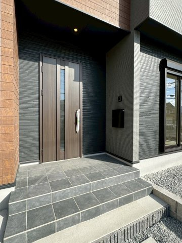Adoble+ーアドブル＋小倉南区湯川新町4丁目5期　【小倉南区　新築戸建て】の玄関|木目がお洒落な玄関ドア♪【小倉南区　新築戸建て】