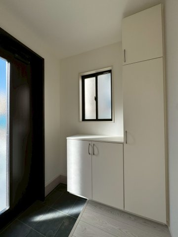 Adoble+ーアドブル＋小倉南区湯川新町4丁目5期　【小倉南区　新築戸建て】の玄関|シューズボックス完備の明るい玄関♪【小倉南区　新築戸建て】