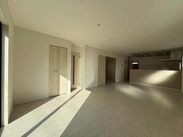 Adoble+ーアドブル＋小倉南区湯川新町4丁目5期　【小倉南区　新築戸建て】の居間・リビング|LDK全体が明るく開放的な空間♪　【小倉南区　新築戸建て】
