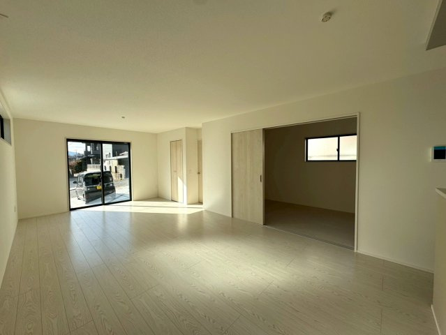 Adoble+ーアドブル＋小倉南区湯川新町4丁目5期　【小倉南区　新築戸建て】の居間・リビング|洋室の扉を開ければ開放感のあるリビング♪