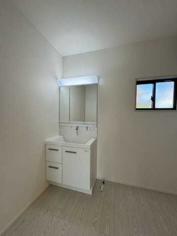Adoble+ーアドブル＋小倉南区湯川新町4丁目5期　【小倉南区　新築戸建て】の独立洗面台|朝の身支度に便利な三面鏡の洗面化粧台♪　【小倉南区　新築戸建て】