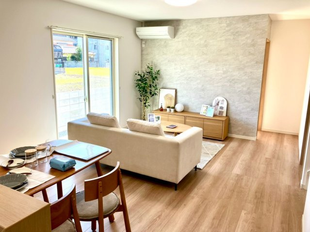 ルミナスガーデン飯山町２号地の居間・リビング