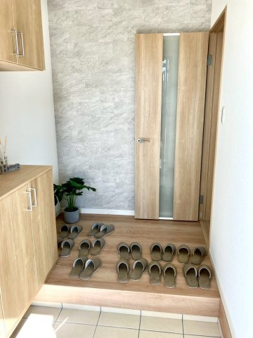 ルミナスガーデン飯山町２号地の玄関