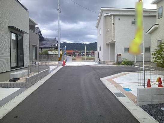 【前面道路含む現地写真】