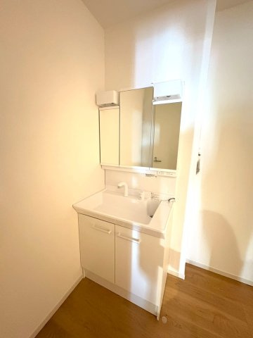 ◆２階リビングでゆったり１６帖の４ＬＤＫ◆周辺環境充実◆西野大鳥井町２期の独立洗面台|洗面化粧台