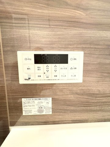 ◆２階リビングでゆったり１６帖の４ＬＤＫ◆周辺環境充実◆西野大鳥井町２期の浴室|浴室リモコン