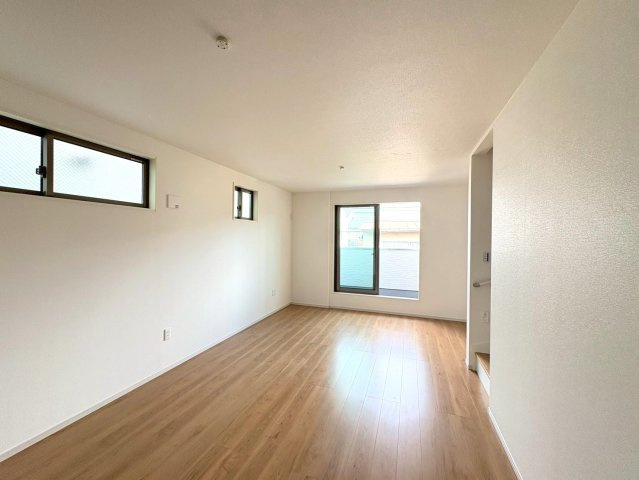 ◆２階リビングでゆったり１６帖の４ＬＤＫ◆周辺環境充実◆西野大鳥井町２期の居間・リビング|リビング