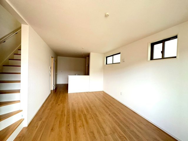 ◆２階リビングでゆったり１６帖の４ＬＤＫ◆周辺環境充実◆西野大鳥井町２期の居間・リビング|リビング