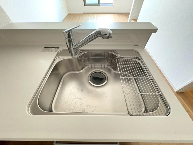 ◆２階リビングでゆったり１６帖の４ＬＤＫ◆周辺環境充実◆西野大鳥井町２期のキッチン|シンク