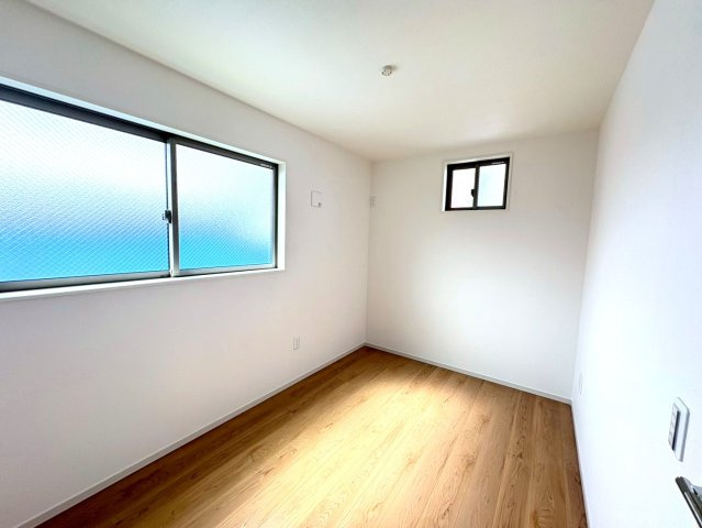 ◆２階リビングでゆったり１６帖の４ＬＤＫ◆周辺環境充実◆西野大鳥井町２期の洋室|洋室