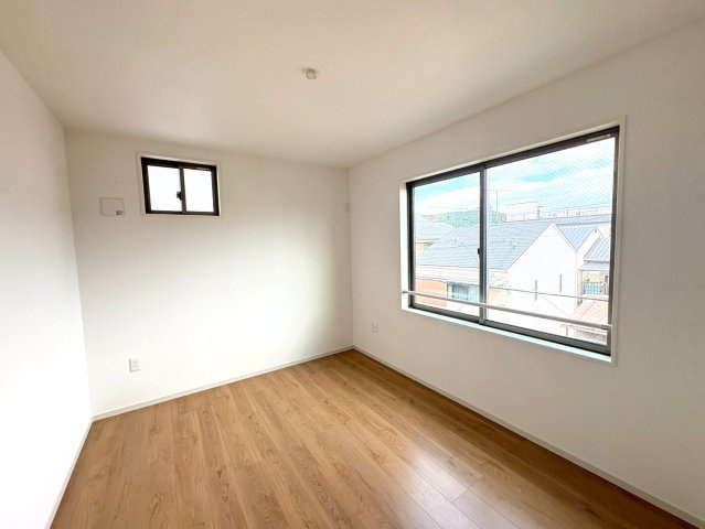 ◆２階リビングでゆったり１６帖の４ＬＤＫ◆周辺環境充実◆西野大鳥井町２期の洋室|洋室