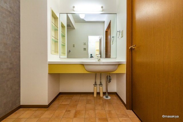 BRICK HOUSEの洗面所|洗面・脱衣　大きな鏡付き