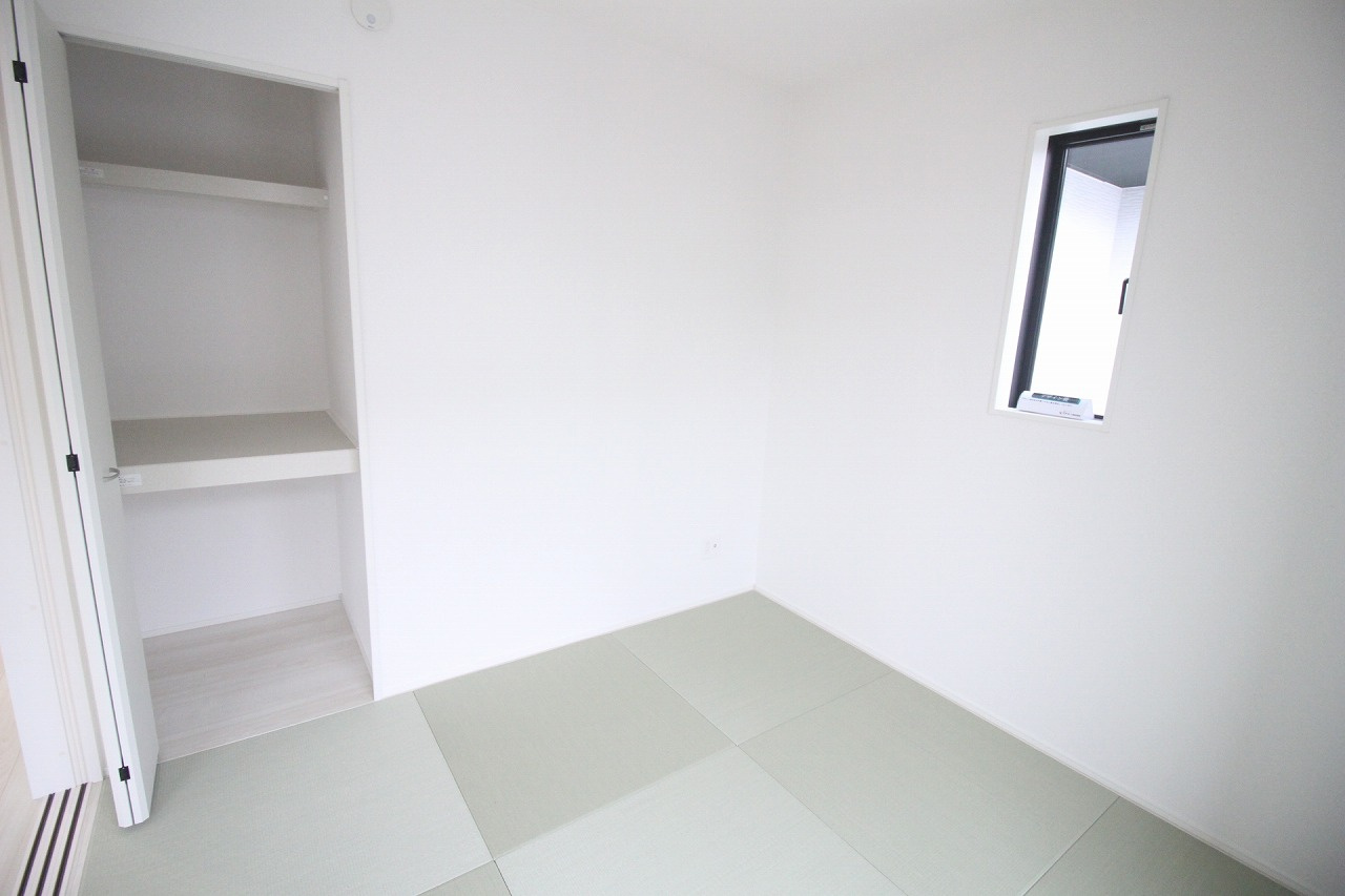 小山市犬塚3丁目　3期の和室|収納付きの和室は、布団や生活用品もしまえてすっきり保てます。小窓から光が入り、落ち着いた雰囲気で家族のくつろぎ空間としても活用できます。