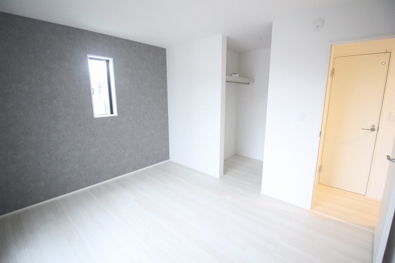 小山市犬塚3丁目　3期の寝室|収納スペースがオープンで使いやすく、洋服をスムーズに管理できます。シンプルな内装なので家具の配置もしやすく、お好みのレイアウトが楽しめます。