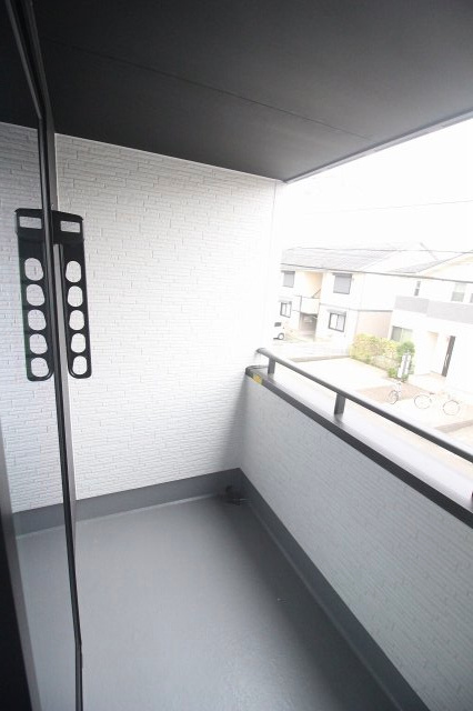 小山市犬塚3丁目　3期のバルコニー|バルコニーに面した大きな窓で風通しが良く、洗濯動線も快適です。屋根付きのバルコニーで、急な雨でも安心して干せるのが嬉しいポイントです。