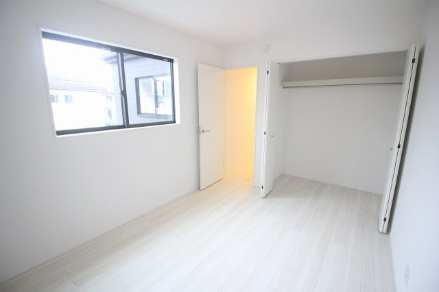 小山市犬塚3丁目　3期の洋室|大きめのクローゼット付きで、衣類や荷物もすっきり収納できます。窓からの眺望も開放感があり、毎日の暮らしが心地よくなりそうなお部屋です！