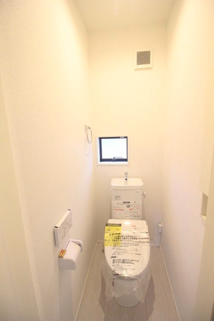 小山市犬塚3丁目　3期のトイレ|2階にも独立トイレを完備！忙しい朝でも家族で取り合いになりにくく快適です。小窓付きで採光も換気も確保され、清潔感のある空間になっています。