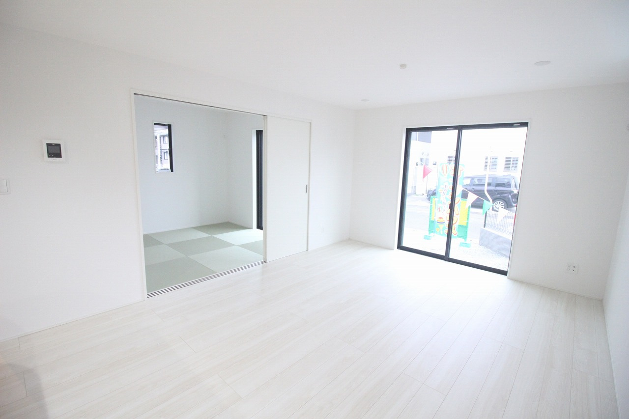 小山市犬塚3丁目　3期の居間・リビング|南側の大きな窓から光がたっぷり入るリビング。続き間の和室4.5帖を開ければ、より広々と使えるのも魅力です。家族が集まりやすい心地よい空間になっています。