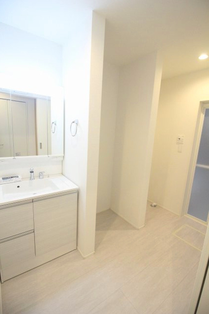 小山市犬塚3丁目　3期の脱衣所|脱衣室には便利な収納スペースを完備！タオルや洗剤類もすっきり片付き、使い勝手のいい家事動線が整っています。ゆとりある広さで着替えもスムーズです。