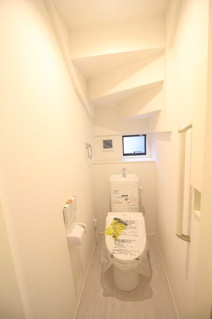 小山市犬塚3丁目　3期のトイレ|階段下を活かした1階トイレは、コンパクトながらも窓付きで明るく換気も◎。手洗い一体型で使いやすく、来客時にも便利な位置にあります。