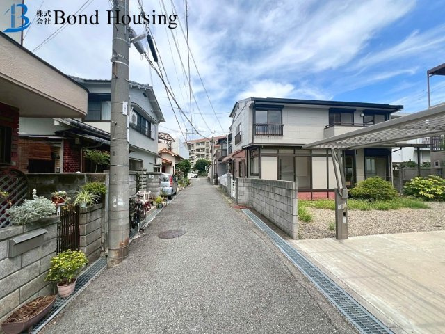 令和7年8月リフォーム完成・お車4台駐車可　貴崎3丁目の前面道路含む現地写真