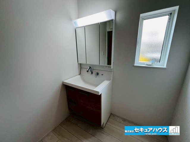 【今からご案内可能】東海市荒尾町細高根　全2棟の独立洗面台|【洗面台】
◆鏡の裏にはたっぷりと収納スペースを標準装備！
◆電源を付属しているのでドライヤーなど利用できます。