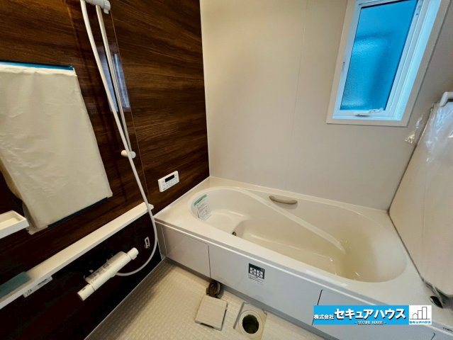 【今からご案内可能】東海市荒尾町細高根　全2棟の浴室|【浴室】
◆アクセントパネルで落ち着きのある雰囲気を演出します。毎日の疲れを癒やすバスタイムをお楽しみ下さい！
◆窓付きで、カビの繁殖を抑える効果があります。