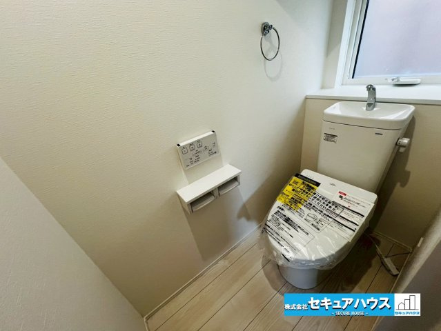 【今からご案内可能】東海市荒尾町細高根　全2棟のトイレ|【高機能】
◆高機能トイレの多くは便器のフタの開閉が自動であり、使用後に手動で水を流す面倒もなく非常に便利です。スタイリッシュな見た目で、お掃除しやすく、節水効果が高いです。