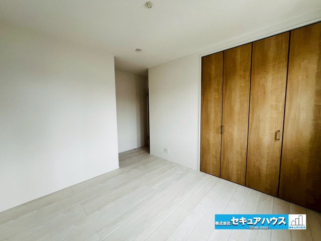 【今からご案内可能】東海市荒尾町細高根　全2棟の洋室|【洋室】
◆広々とした居住空間は日々の暮らしを彩り、心のやすらぎと満足感を与えてくれます。通風と採光を考慮した設計は子供たちはのびのび育ち、家族でくつろぎと団らんを生み出します。