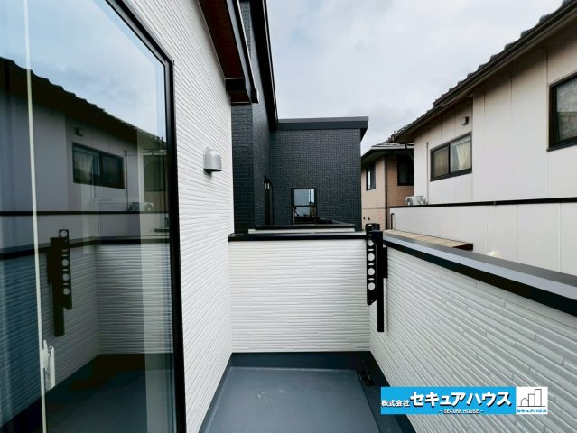 【今からご案内可能】東海市荒尾町細高根　全2棟のバルコニー|【バルコニー】
◆見晴らしもよく、太陽の温かな温もりをめいっぱい受け止めてくれます。
太陽の光と爽やかな風を受けたお洗濯物はあっという間に乾き、取りこむ時には太陽の匂いを感じられそうですね。　