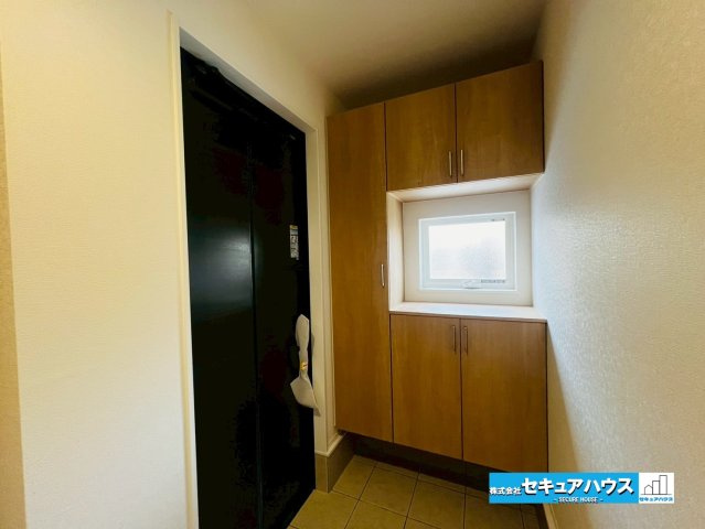 【今からご案内可能】東海市荒尾町細高根　全2棟の玄関|【玄関】
◆光が差し込み明るいです。気分も晴れやかになりますね。
◆玄関には、収納力のあるシューズボックスがございます。玄関まわりがすっきり片付きます。　